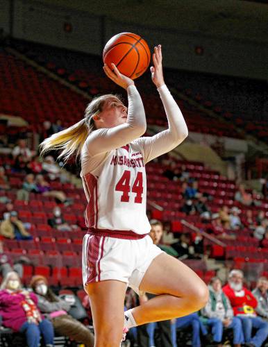 Stefanie Kulesza (44) and the UMass women’s basketball team fell to Duquesne on Wednesday.